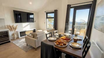 Smart-tv, eldstad, en stereo och datorskärmar