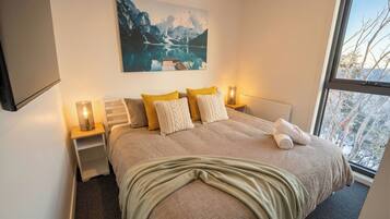 3 bedrooms, desk, iron/ironing board, travel cot