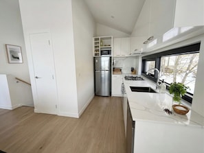 Fridge, microwave, oven, stovetop - Mont Blanc Chalet –Mount Buller Chalet Walk to Lifts. Sleeps 12 (Mount Buller)