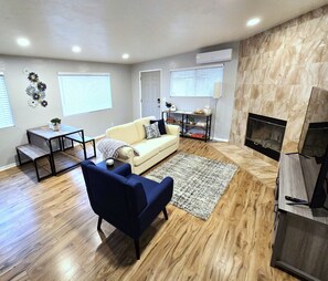 Smart-TV, Kamin, Videospiele, Bücher