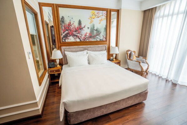 Habitación Deluxe doble, 1 cama de matrimonio grande, vistas a la ciudad | Minibar, caja fuerte, escritorio y espacio para trabajar con un portátil
