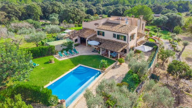 Eine Villa mit Schwimmbad, Außenbereich und Garten.