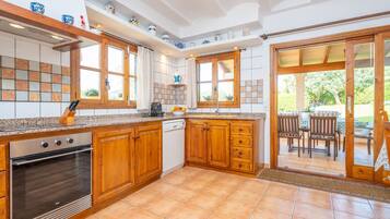 KĂŒhlschrank, Mikrowelle, Ofen, Herdplatte