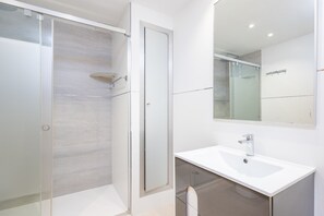 Bruser, hårtørrer, bidet, håndklæder