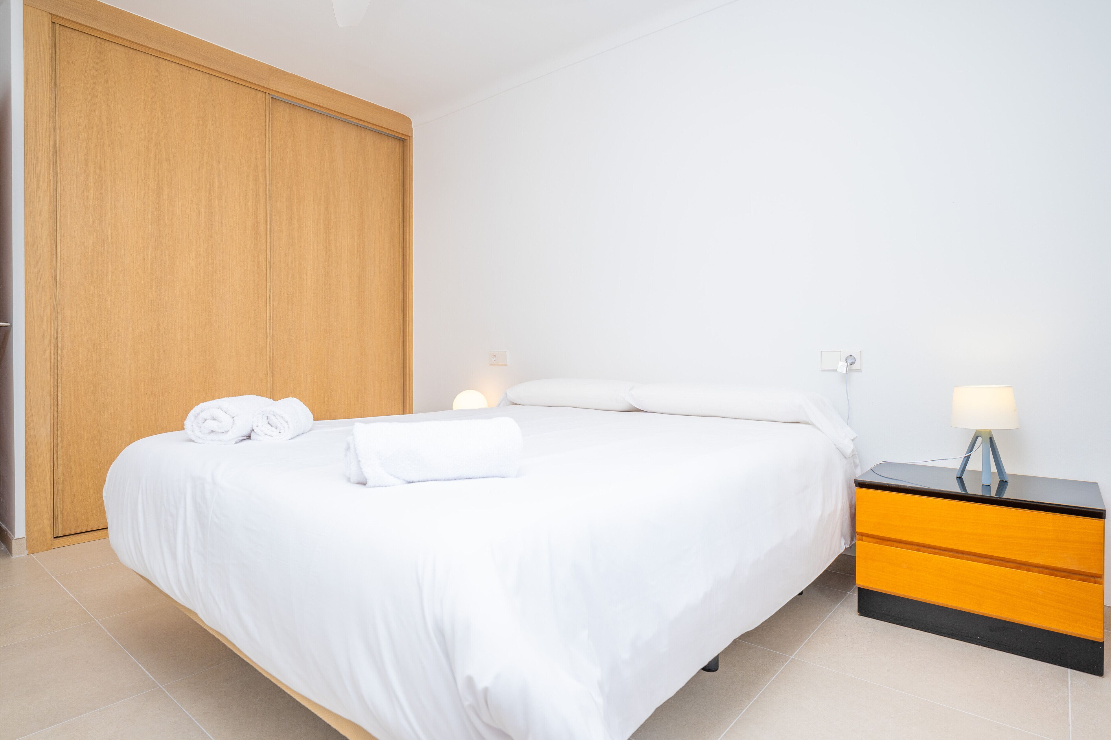 3 slaapkamers, een strijkplank/strijkijzer, gratis wifi, beddengoed