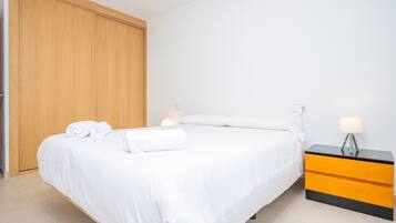 3 slaapkamers, een strijkplank/strijkijzer, gratis wifi, beddengoed