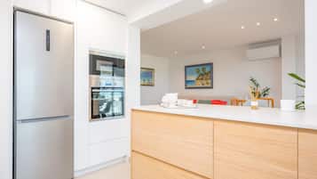 Een koelkast, een magnetron, een oven, een kookplaat