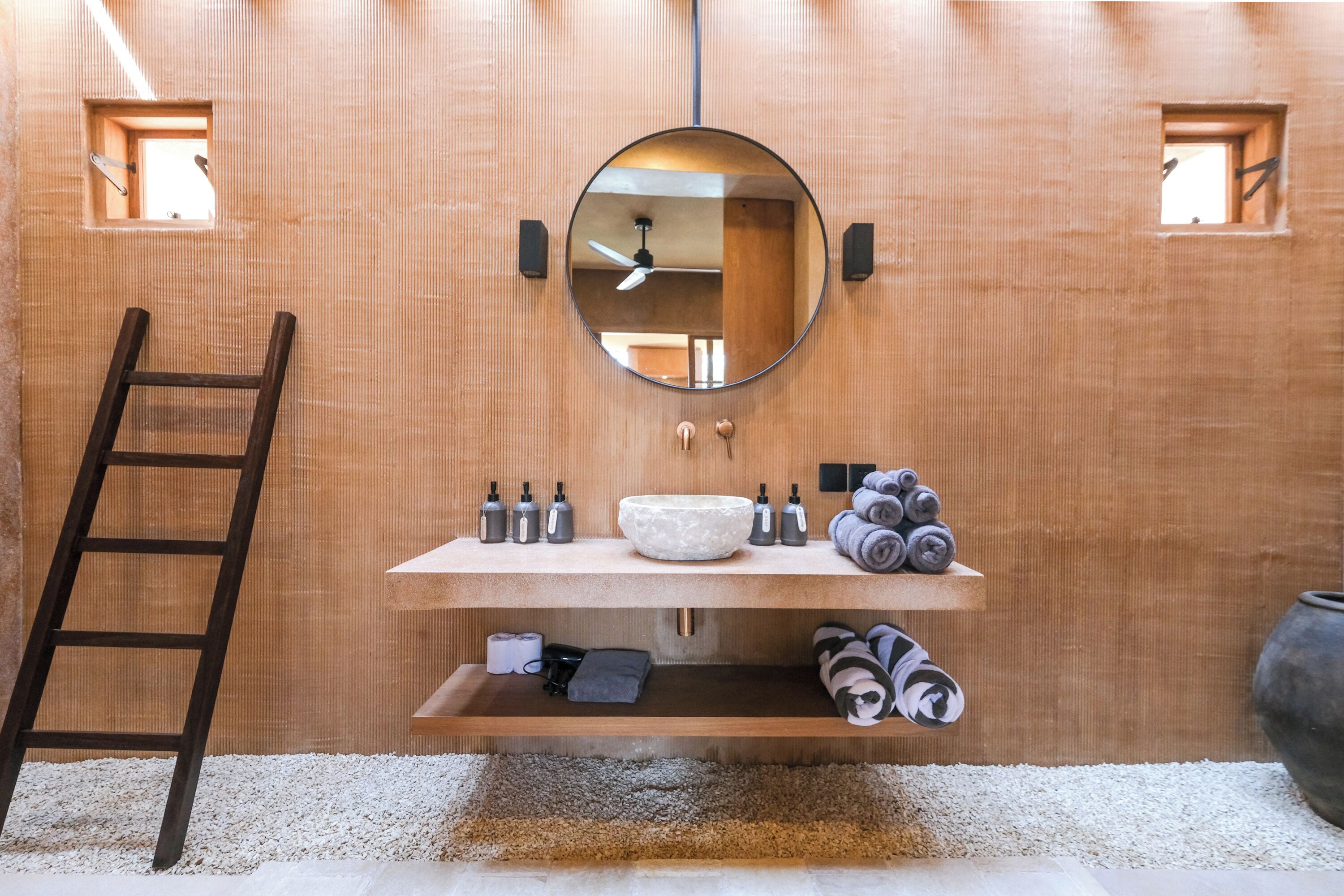 Deluxe Villa, Pool View | Bathroom | Shower, rainfall showerhead, free toiletries, hair dryer