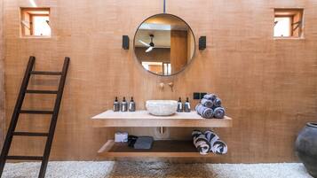 Vila Deluks, pemandangan kolam renang | Kamar mandi | Shower, pancuran hujan, perlengkapan mandi gratis, dan pengering rambut