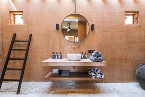 Vila Deluks, pemandangan kolam renang | Kamar mandi | Shower, pancuran hujan, perlengkapan mandi gratis, dan pengering rambut