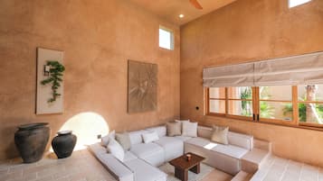 Villa Deluxe, vista a la alberca | Área de sala de estar | Televisión de pantalla plana