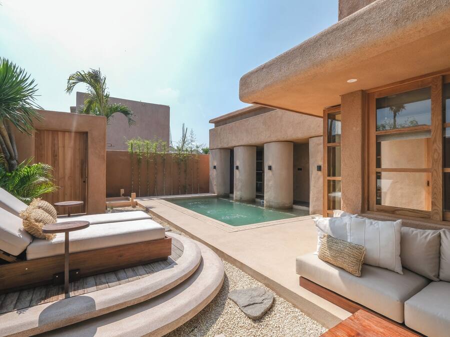 Una piscina al aire libre