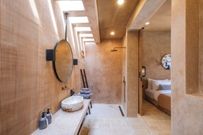 Deluxe villa, uitzicht op zwembad | Badkamer | Een douche, een regendouche, gratis toiletartikelen, een haardroger