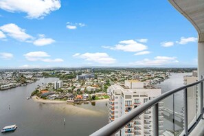 Property grounds - Chevron Renaissance - 2 Bedroom 2 Bathroom - Hinterland View (Surfers Paradise)