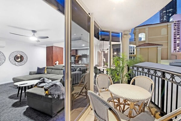 Outdoor dining - Chevron Renaissance - 3 Bedroom 1 Bathroom - Low Floor (Surfers Paradise)