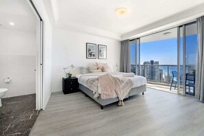 3 slaapkamers, een strijkplank/strijkijzer, wifi, beddengoed