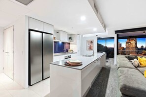 Refrigerador, microondas, horno y parrilla de estufa