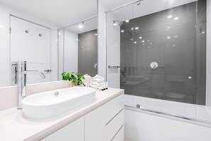 Shower, hair dryer, towels - 2 Bedroom 2 Bathroom - Ocean View (Surfers Paradise)