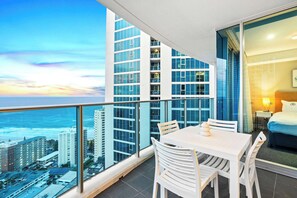 Outdoor dining - H Residences - 2 Bedroom 2 Bathroom - Ocean View (Surfers Paradise)