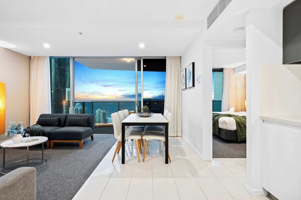 2 bedrooms, iron/ironing board, WiFi, bed sheets - 2 Bedroom 2 Bathroom - Ocean View (Surfers Paradise)