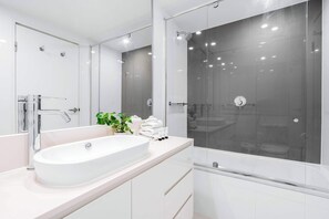 Shower, hair dryer, towels - H Residences - 2 Bedroom 2 Bathroom - Ocean View (Surfers Paradise)