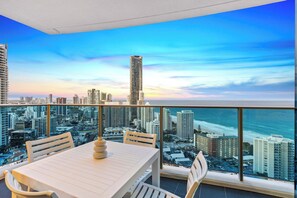 Outdoor dining - H Residences - 2 Bedroom 2 Bathroom - Ocean View (Surfers Paradise)