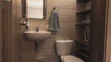 Douche, serviettes fournies, savon, papier toilette