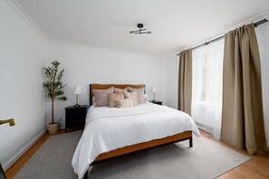 2 bedrooms, iron/ironing board, Internet, bed sheets