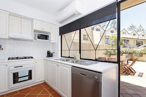 Geladeira, micro-ondas, fogão, cooktop
