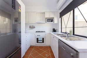 Geladeira, micro-ondas, fogão, cooktop