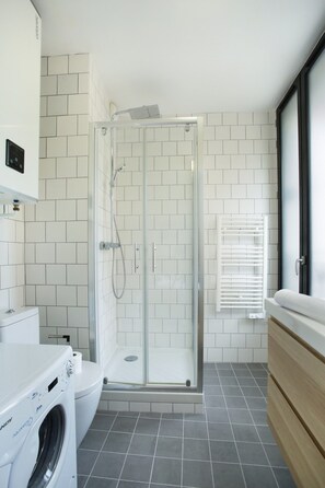 아파트 | 욕실 | 헤어드라이어, 타월, 비누, 샴푸