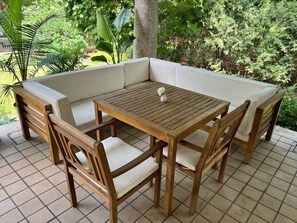 Outdoor dining - Elegant, Historic Mansion Getaway (Saint Paul)