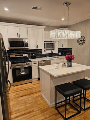 Réfrigérateur, four à micro-ondes, un four, surface de cuisson