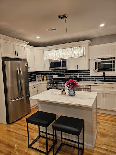 Deluxe Aparment Spacious 3-bedroom apartment with WiFi, AC in nice Elizabeth