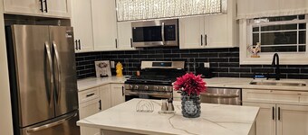 Deluxe Aparment Spacious 3-bedroom apartment with WiFi, AC in nice Elizabeth