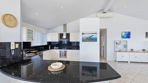 Kjøleskap, ovn, kokeplater og brødrister