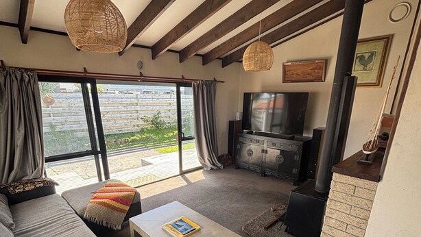 Un salon chaleureux avec un canapé, une table basse et une cheminée.