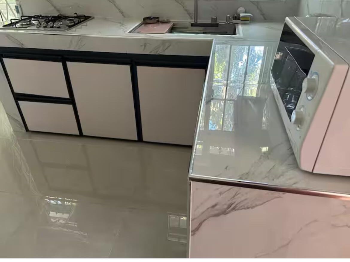 Frigorifero, microonde, piano cottura, bollitore elettrico