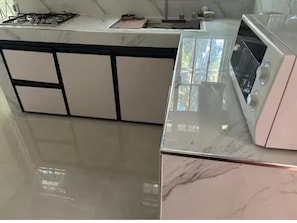 Réfrigérateur, micro-ondes, plaque de cuisson, bouilloire électrique