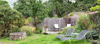 500 yr old Cottage with historic park at the gate
