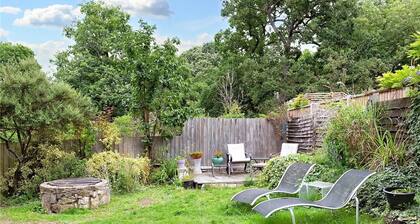 500 yr old Cottage with historic park at the gate