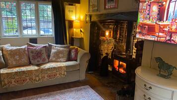 TV, fireplace