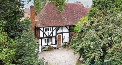 500 yr old Cottage with historic park at the gate