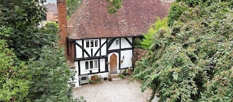 500 yr old Cottage with historic park at the gate