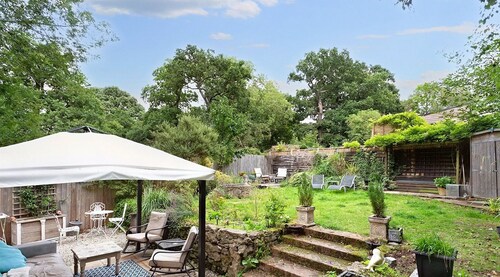 500 yr old Cottage with historic park at the gate