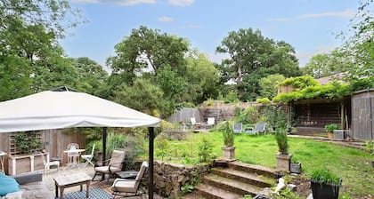 500 yr old Cottage with historic park at the gate