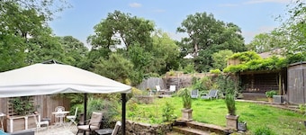 500 yr old Cottage with historic park at the gate