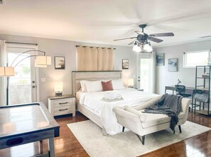 3 habitaciones, escritorio y tabla de planchar con plancha 