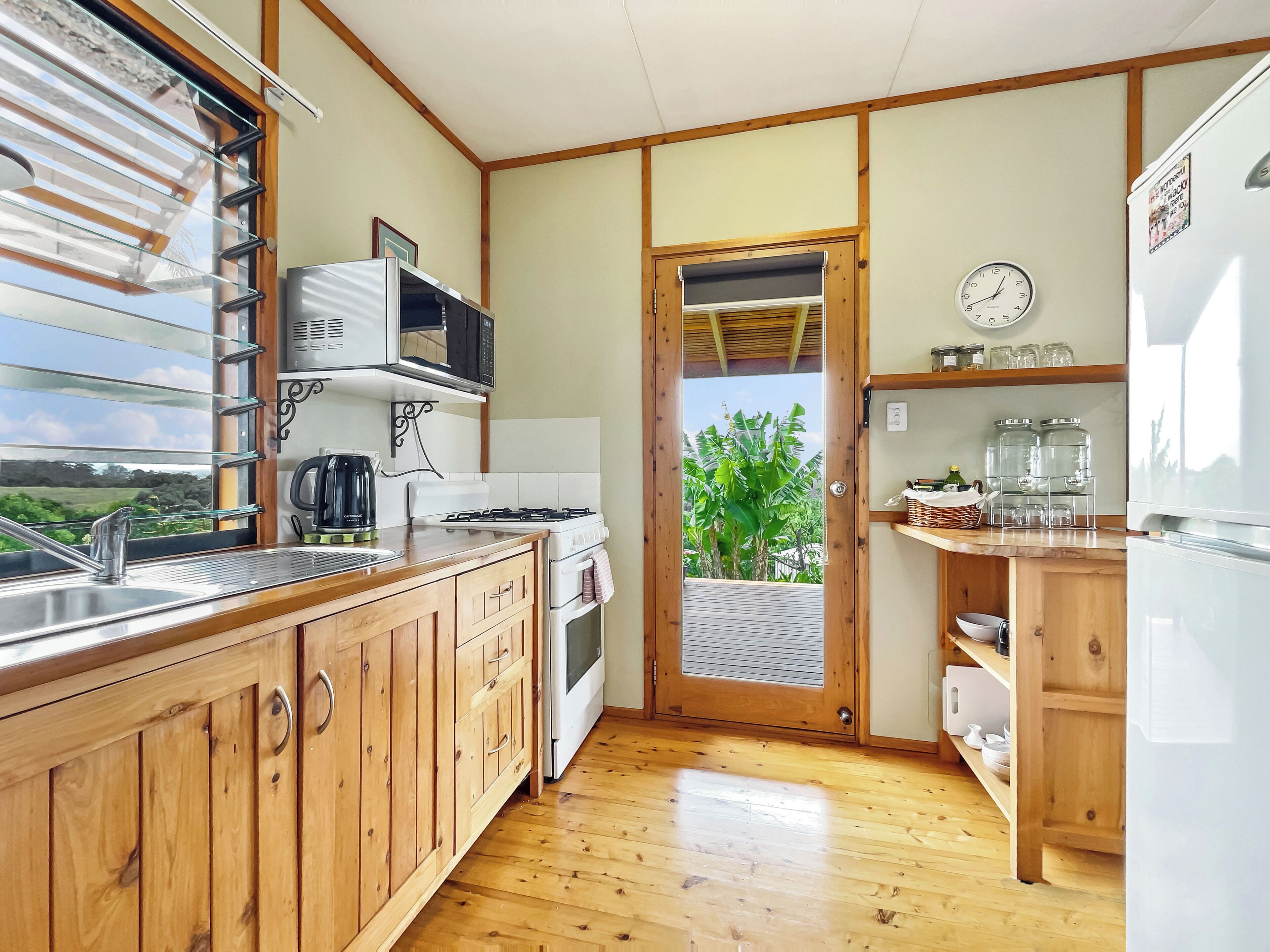 Frigorífico, microondas, placa de cocina y cafetera o tetera