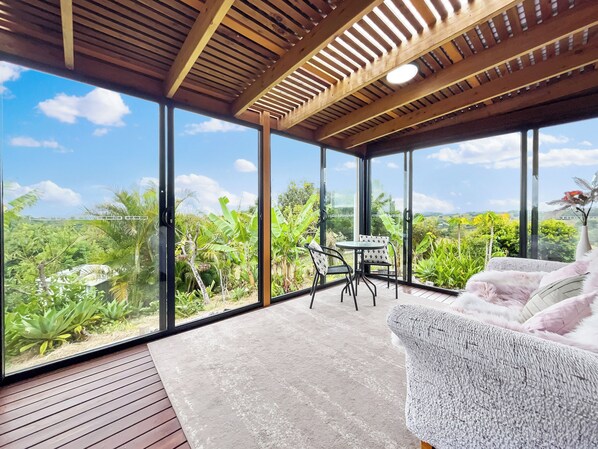 Smart TV, reproductor de DVD, libros y videoteca 